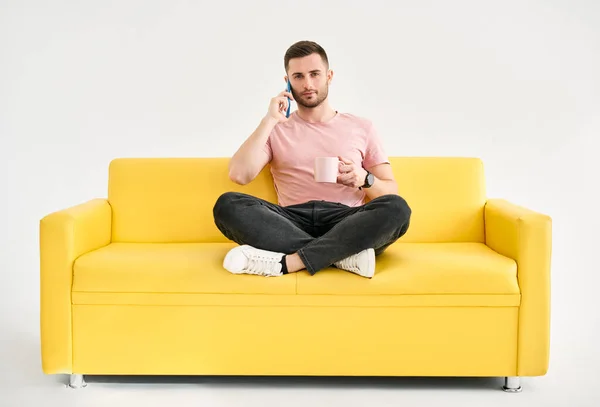 Ontspannen Man Praten Mobiele Telefoon Het Drinken Van Koffie Zittend — Stockfoto