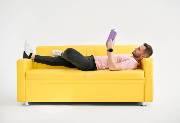 Man Relaxing Sofa Reading Book Rest Hobby Concept — Zdjęcie stockowe