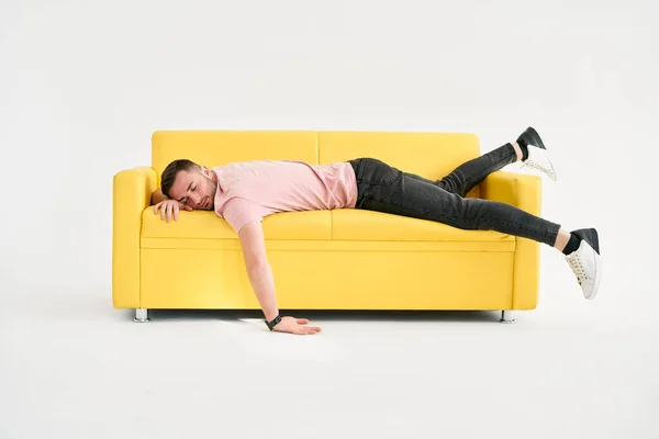 Engraçado Frustrado Exausto Homem Dormindo Sofá Sobre Fundo Branco Descanso — Fotografia de Stock
