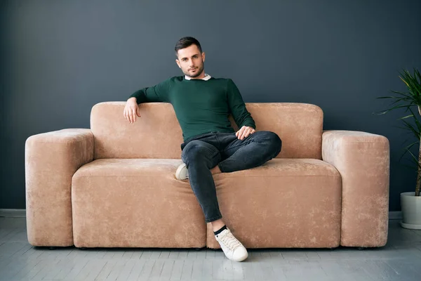 Bonito Homem Moda Posando Olhando Para Câmera Enquanto Sentado Sofá — Fotografia de Stock