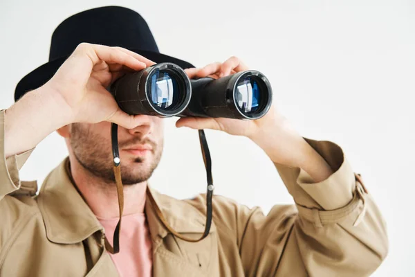 Joven Vistiendo Abrigo Sombrero Mirando Través Binoculares Sobre Fondo Blanco —  Fotos de Stock