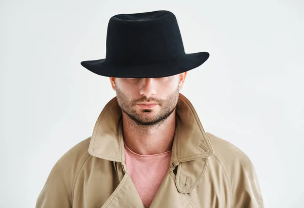 Homem Escondendo Cara Atrás Seu Chapéu Sobre Fundo Branco Detective — Fotografia de Stock