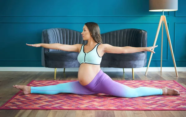 Gravid Sportig Kvinna Utövar Yoga Hemma Gör Stretching Motion Sidan — Stockfoto