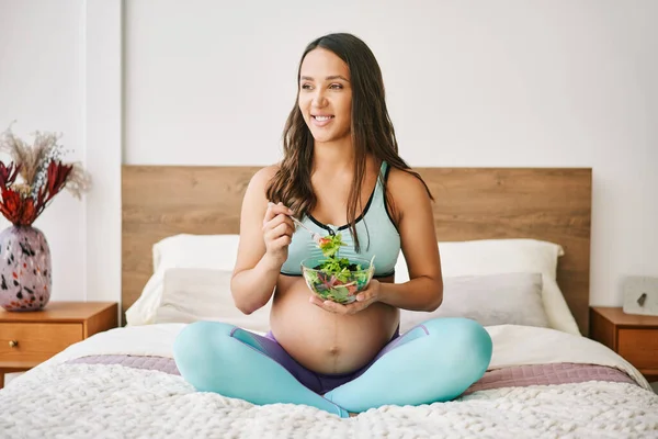 Porträt Einer Jungen Schwangeren Sportbekleidung Die Bett Sitzend Einen Frischen — Stockfoto