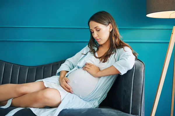 Portrét Mladé Těhotné Ženy Dotýkající Jejího Břicha Relaxovat Pohovce Moderním — Stock fotografie