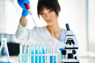 Büyük modern laboratuvarda çalışan Asyalı bilim adamı biraz araştırma yapıyor. Tıp, mikrobiyoloji, biyoteknoloji konsepti
