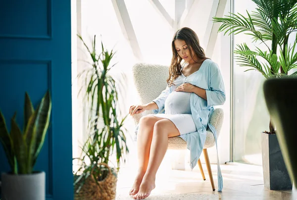 Embarazada Feliz Mujer Tocando Vientre Resto Silla Hogar Moderno Tierna — Foto de Stock