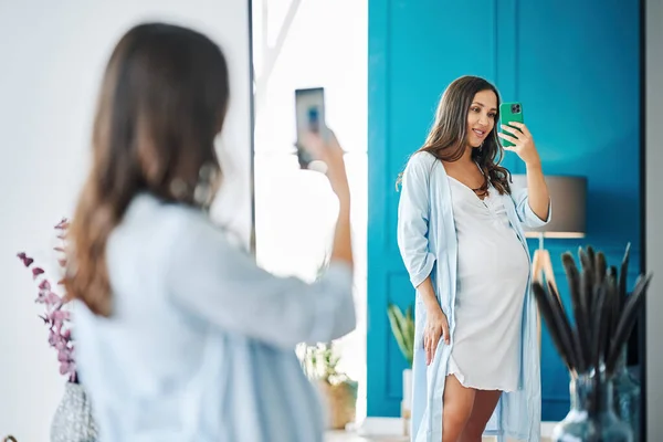 Portrait Smiling Pregnant Woman Taking Mirror Selfie Modern Home Pregnancy — Stock Photo, Image