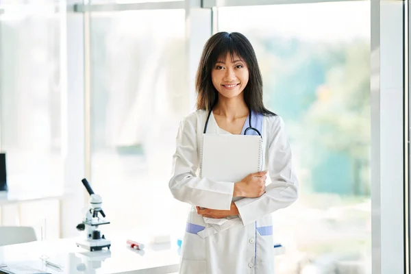 Sorridente Donna Asiatica Medico Witn Stetoscopio Indossa Camice Cercando Fotocamera — Foto Stock