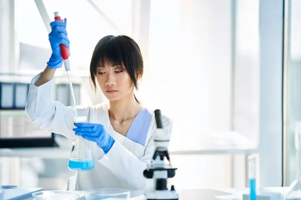 アジアの科学者はいくつかの研究を行う大規模な近代的な研究室で働いている 微生物学 バイオテクノロジーの概念 — ストック写真