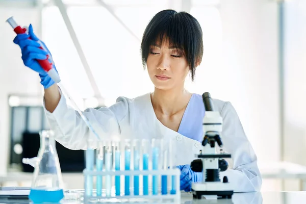 Asiatische Wissenschaftler Arbeiten Großen Modernen Labors Und Forschen Medizin Mikrobiologie — Stockfoto