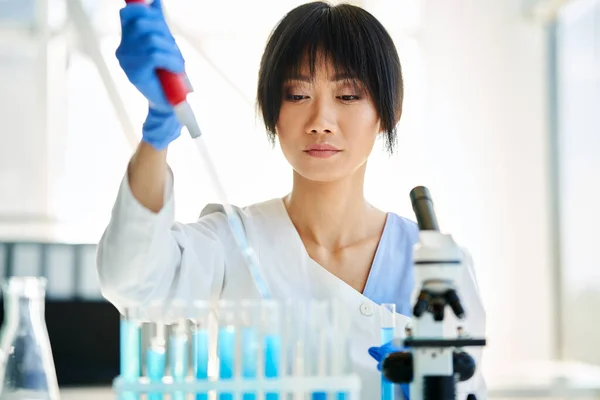 Científico Asiático Trabajando Gran Laboratorio Moderno Haciendo Algunas Investigaciones Medicina — Foto de Stock