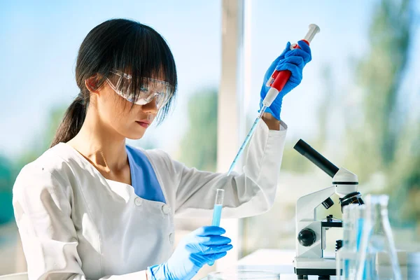 Asiatische Wissenschaftler Arbeiten Großen Modernen Labors Und Forschen Medizin Mikrobiologie — Stockfoto