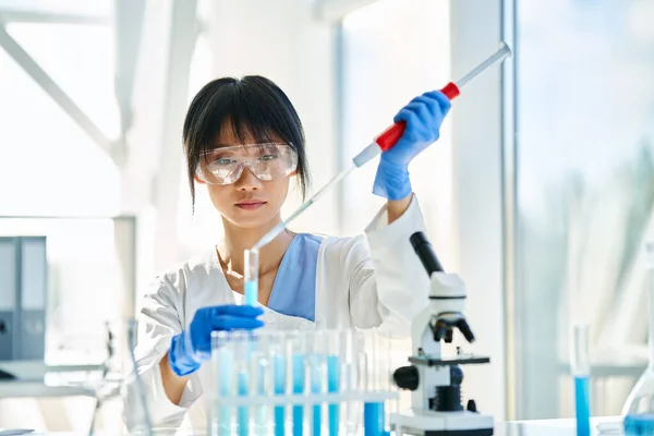 Female Scientist Making Microbiology Research Using Pipette Flask Test Tubes — Stock Photo, Image