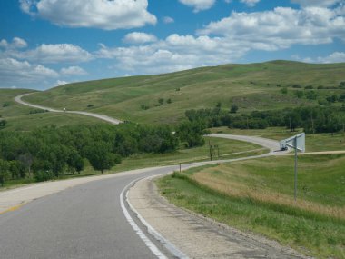Nebraska, ABD 'de virajlı bir yolu olan manzara manzarası.