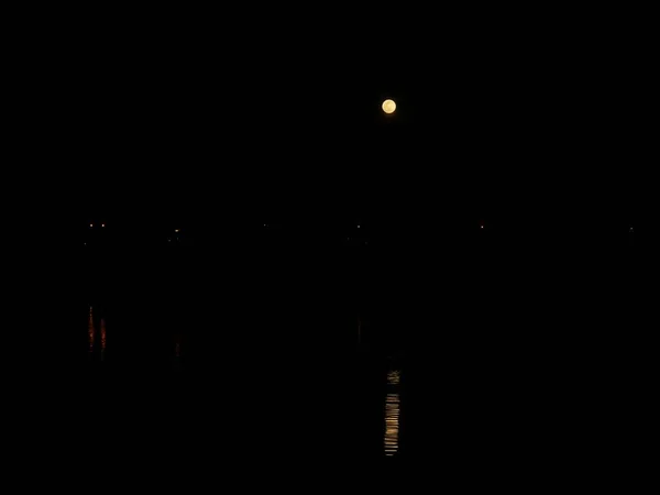 Tiro Largo Uma Lua Cheia Refletida Nas Águas Lago — Fotografia de Stock