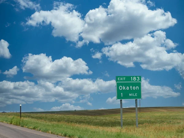 Wegwijzer Langs Highway Met Routebeschrijving Afstand Naar Okaton South Dakota — Stockfoto