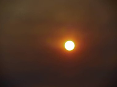 Gökyüzünde günbatımının orta geniş bir görüntüsü