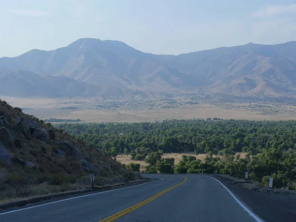 Enrolamento Estrada Inclinada Com Montanhas Distantes Fundo Kern County Califórnia — Fotografia de Stock