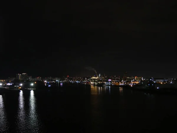 波多黎各海港在夜间 水面上反射灯光 — 图库照片