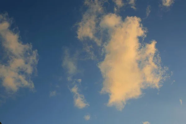 Weiße Baumwollwolken Blauen Himmel — Stockfoto