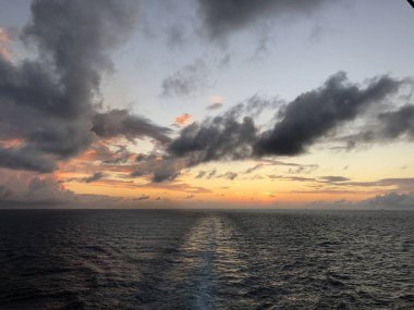 Karayip Denizi üzerinde gün batımı gökyüzü Bir gemiden gelen dalgalanmalarla