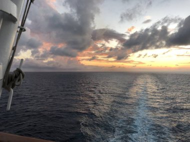 Karayip Denizi 'nin üzerinde gün batımı Bir gemiden denizcilik ipleriyle