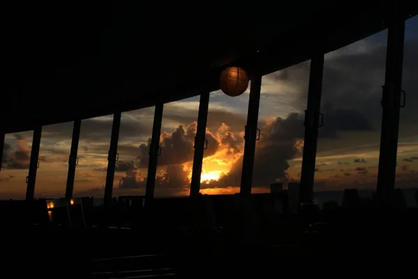 Вогненний Захід Сонця Небі Видимий Через Скляні Вікна — стокове фото