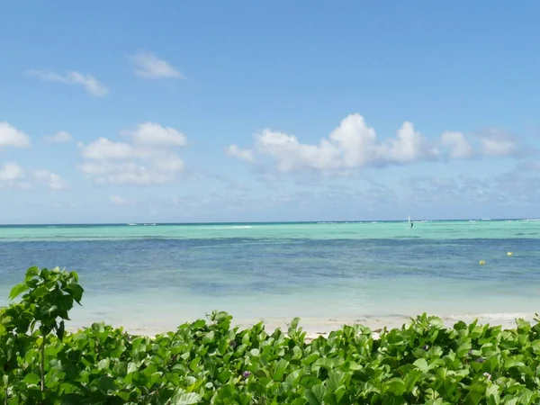 Różne Odcienie Błękitnych Wód Błękitne Niebo Micro Beach Saipan — Zdjęcie stockowe