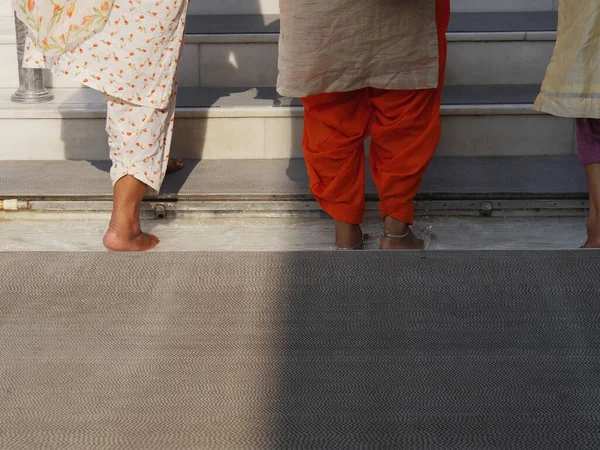 在前往印度新德里的一座寺庙之前 妇女们正在洗脚 — 图库照片