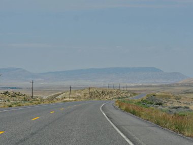 Wyoming ve Montana eyalet sınırında virajlı bir yol boyunca manzara.