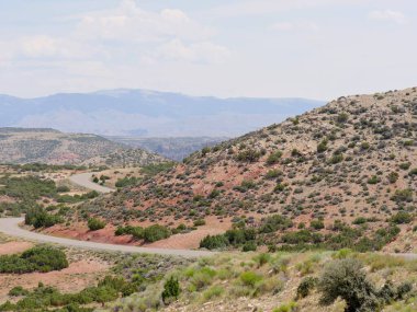 Wyoming ve Montana arasında dolambaçlı bir yolu olan manzara manzarası..