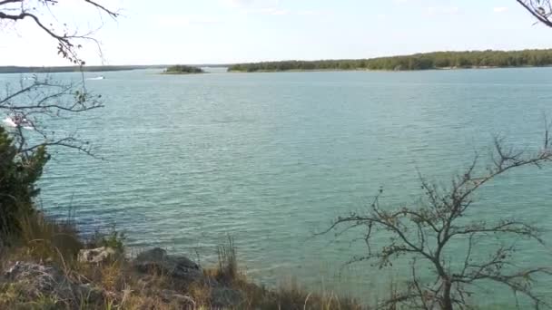 Vista Para Lago Tiro Firme Com Uma Lancha Distância — Vídeo de Stock