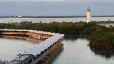 Hat Caye, Belize 'deki deniz feneriyle birlikte yolcu terminalinin el kamerasıyla çekilmiş görüntüleri..