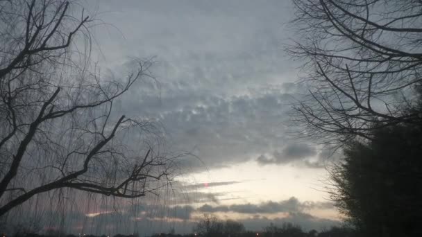 Foto Ancho Medio Los Cielos Con Nubes Oscuras Movimiento Rápido — Vídeos de Stock