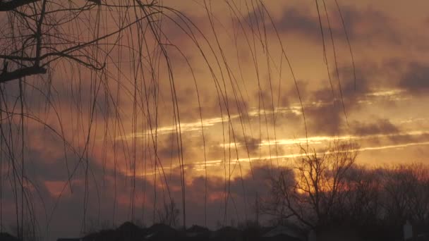 日出时分 天空中快速移动的云彩 — 图库视频影像