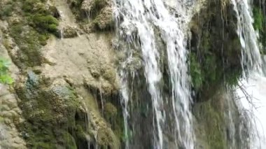 Şelaleden damlayan bir şelale, yaklaş.