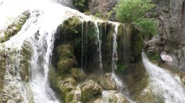 Şelaleler, suyun çağlayarak dökülmeye başladığı üst kısımlar.
