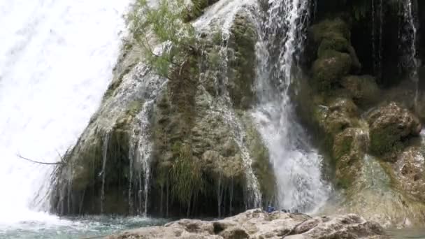 Disparo Constante Vista Recortada Cascada Que Cae Cascada Una Piscina — Vídeo de stock