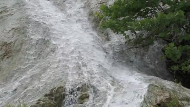 Wasserfälle Einem Wasserfall Über Einen Abschüssigen Felsen — Stockvideo