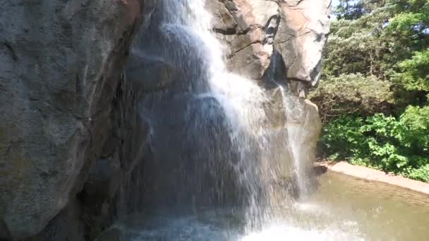 Partie Inférieure Une Grosse Roche Avec Eau Cascade Haut — Video