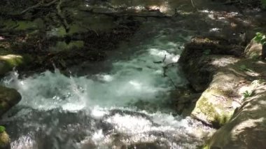 Yakın çekim, nehirdeki kayalıklardan taşan sürekli su.