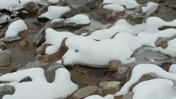 雪融化了 开始向湖面流去 — 图库视频影像