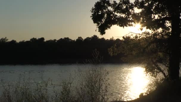 湖水里反射出稳定的落日 — 图库视频影像