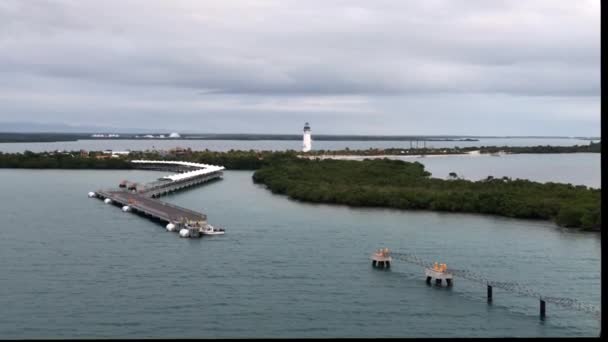 ハーベストケイ島のクルーズターミナルの手持ち撮影 — ストック動画