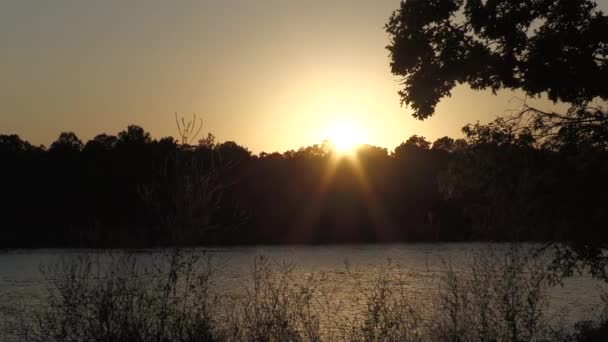 Σταφύλια Του Ηλιοβασιλέματος Διαπερνούν Σύννεφα Πάνω Από Λίμνη — Αρχείο Βίντεο