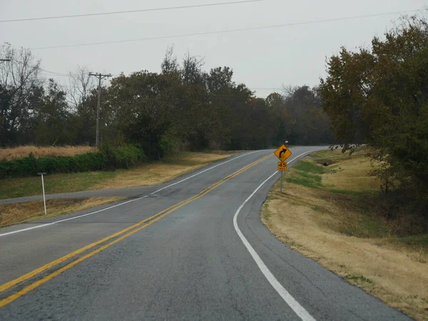 Mesafe ve yön işareti olan Paved yolu 