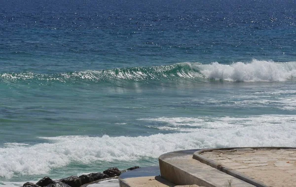 Suaves Olas Rodando Hacia Una Cubierta Hormigón Barbados —  Fotos de Stock