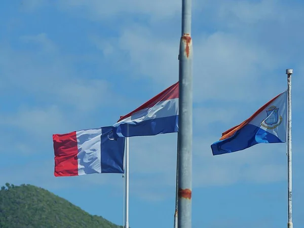 Три Флага Столбах Границе Разделяющей Французскую Сторону Голландскую Сторону Сент — стоковое фото