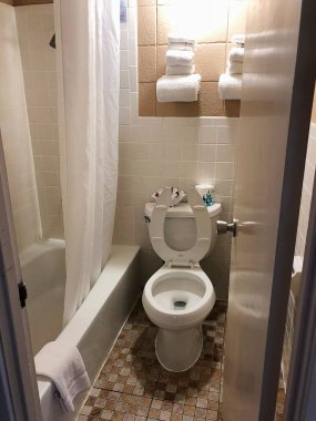 Modern bir otel odasında banyo ve tuvalet.